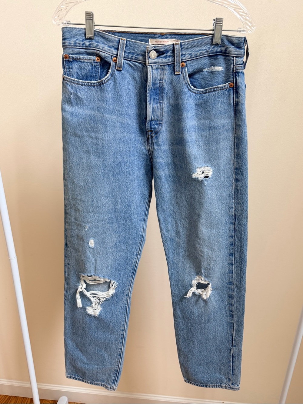 Levi’s Wedgie Straight jeans premium denim light wash distressed Sz 29